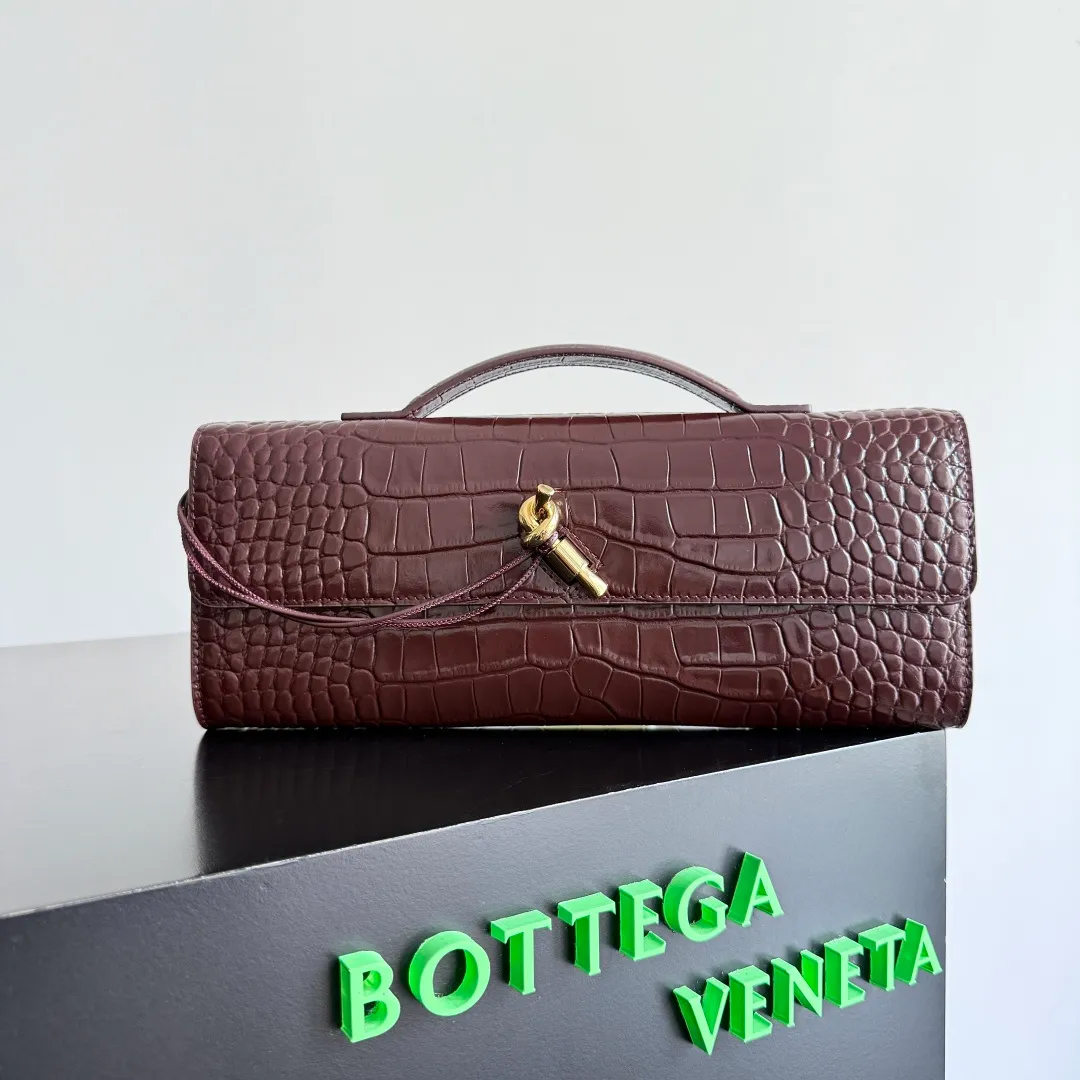 The batch of 1420 BV Andiamo evening handbags has been heavily planted again~ The designer aesthetics in the era of economic downturn are back. I fall in love with it at first sight and can't put it down. It's so beautiful and full of aura. The shape and texture are very competitive. It is light in weight and has sufficient capacity. It is a must-have for fashion people. It is suitable for many occasions, minimalist, high-end and light luxury. Style number: 741511 Size: 31*13*3cm